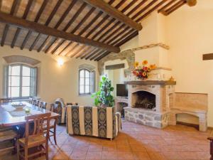 uma sala de estar com uma mesa e uma lareira em Holiday Home Montecucco Winery by Interhome em Montenero