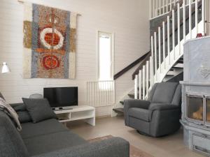 sala de estar con 2 sillas y TV en Holiday Home Kotka b by Interhome en Saariselka