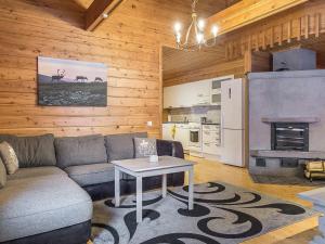 ein Wohnzimmer mit Sofa und Tisch in der Unterkunft Holiday Home Kiehislevi a by Interhome in Levi