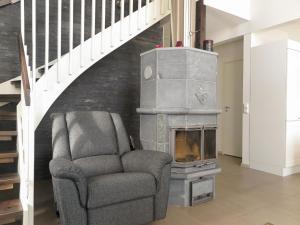 サーリセルカにあるHoliday Home Kotka b by Interhomeのリビングルーム(椅子、暖炉付)