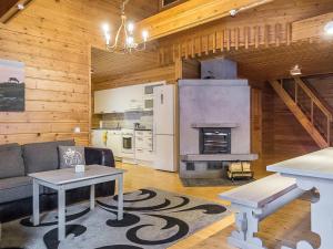 ein Wohnzimmer mit Couch und Kamin in der Unterkunft Holiday Home Kiehislevi a by Interhome in Levi