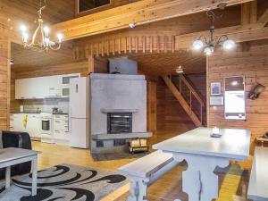 ein Wohnzimmer mit Tisch und Kamin in der Unterkunft Holiday Home Kiehislevi a by Interhome in Levi