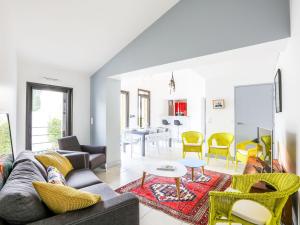 - un salon avec un canapé, des chaises et une table dans l'établissement Holiday Home Valombre by Interhome, à Pontaillac