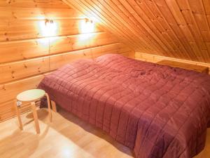 ターコブオリにあるHoliday Home Rentotahko by Interhomeの木造キャビン内のベッド1台が備わるベッドルーム1室を利用します。
