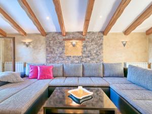 salon z niebieską kanapą i różowymi poduszkami w obiekcie Holiday Home Darija by Interhome w mieście Villanuova