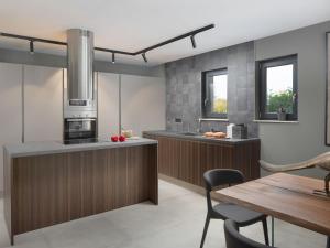 cocina con encimera de madera y mesa en Villa Oliva by Interhome, en Pelegrin