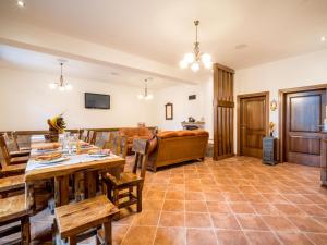 Televízia a/alebo spoločenská miestnosť v ubytovaní Holiday Home Oltari by Interhome