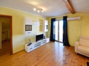 TV a/nebo společenská místnost v ubytování Apartment Karla by Interhome