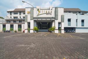 a parking lot in front of a hotel at RedDoorz Plus near Kampung Gajah 3 in Bandung