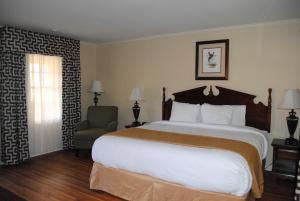 A bed or beds in a room at Merry Acres Inn