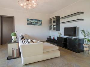 Televisyen dan/atau pusat hiburan di Villa Serra by Interhome