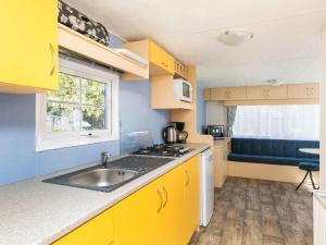 A kitchen or kitchenette at Holiday Home Prinsenmeer-19 by Interhome