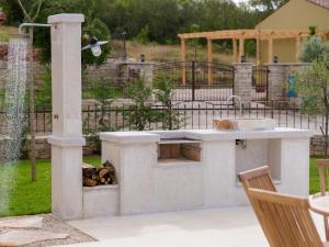 En have udenfor Holiday Home Villa Figlica by Interhome