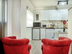 マフラにあるStudio Studio Mafra by Interhomeのキッチン(赤い椅子2脚付)