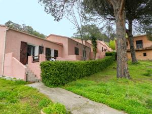 モリアニ・プラージュにあるHoliday Home Cavoni by Interhomeのピンクの家