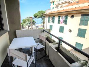 einen Balkon mit einem Tisch und Stühlen auf einem Gebäude in der Unterkunft Apartment Caterina by Interhome in Sestri Levante