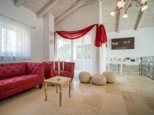 - un salon avec un canapé rouge et une table dans l'établissement Holiday Home Lapis by Interhome, à Buzet