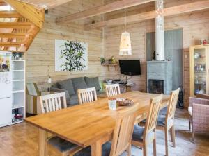 ブオカッティにあるHoliday Home Villa koira nr2 by Interhomeのダイニングルーム(木製テーブル、椅子付)