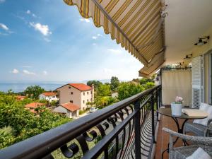 balkon z widokiem na ocean w obiekcie Apartment Moira-2 by Interhome w mieście Ika