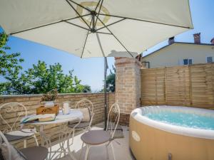 Bazén v ubytování Holiday Home Aničić by Interhome nebo v jeho okolí