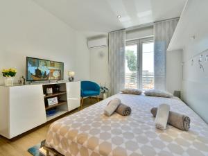 ein Schlafzimmer mit einem großen Bett und einem TV in der Unterkunft Holiday Home Matea by Interhome in Rijeka