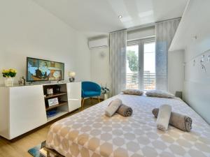 une chambre avec un grand lit et une télévision dans l'établissement Holiday Home Matea by Interhome, à Rijeka