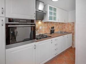 Kuchyň nebo kuchyňský kout v ubytování Holiday Home Aleksandra by Interhome