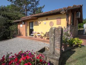 een huis met een tuin en bloemen ervoor bij Holiday Home Al Melo by Interhome in San Gennaro
