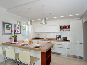 Kuchyňa alebo kuchynka v ubytovaní Villa Vlastelini II by Interhome