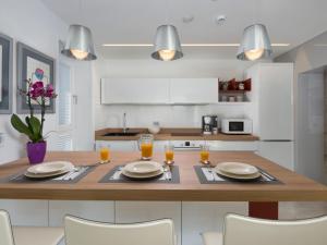 Kuchyňa alebo kuchynka v ubytovaní Villa Vlastelini II by Interhome