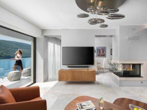 Televízia a/alebo spoločenská miestnosť v ubytovaní Villa Vlastelini II by Interhome