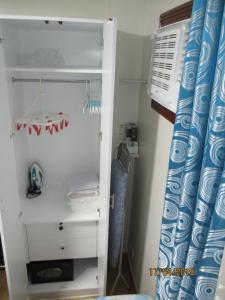 een kamer met een kast, een ventilator en handdoeken bij XNY at SMDC Trees Residences Quezon City-Studio in Manilla