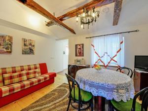 Televízia a/alebo spoločenská miestnosť v ubytovaní Holiday Home Bruna by Interhome