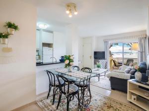 uma cozinha e sala de estar com mesa e cadeiras em Apartment Vista al Mar by Interhome em Port d'Alcudia
