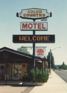 un cartello di un motel sul lato di una strada di Color Country Motel a Panguitch
