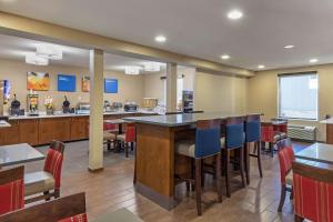 Comfort Inn N Myrtle Beach Barefoot Landing餐厅或其他用餐的地方