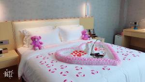 Ліжко або ліжка в номері Lavande Hotel Shanghai Jiading Xincheng Stadium Branch