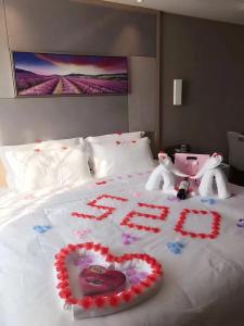Ліжко або ліжка в номері Lavande Hotel Shanghai Jiading Xincheng Stadium Branch