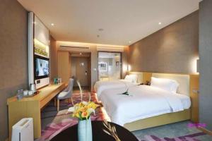 Ліжко або ліжка в номері Lavande Hotel Shanghai Jiading Xincheng Stadium Branch