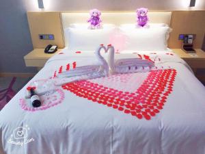 Ліжко або ліжка в номері Lavande Hotel Shanghai Jiading Xincheng Stadium Branch