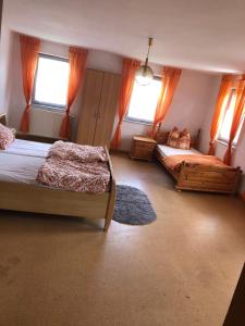 Postel nebo postele na pokoji v ubytování Bauernhaus Auberg