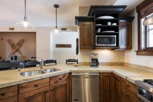 Η κουζίνα ή μικρή κουζίνα στο Silver Star #603 - 3 Bed Condo Spa +9 φωτογραφίες