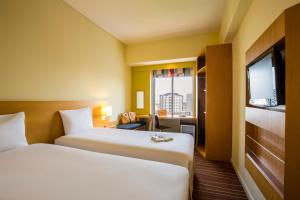 ドバイにあるIbis Deira Creekside Dubaiのベッドが2つと窓があるホテルの部屋 +37枚の写真