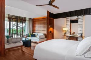 Ein Bett oder Betten in einem Zimmer der Unterkunft The Datai Langkawi