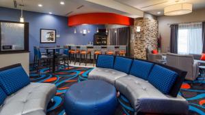Posezení v ubytování Best Western Plus Ardmore Inn & Suites