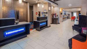 Lobby o reception area sa Best Western Plus Ardmore Inn & Suites
