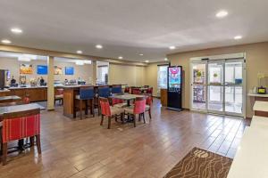 Restoran või mõni muu söögikoht majutusasutuses Comfort Inn N Myrtle Beach Barefoot Landing