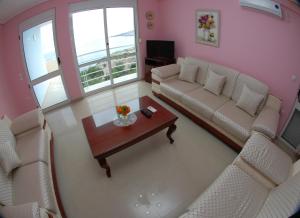 uma sala de estar com dois sofás e uma mesa de centro em Erti's Apartments em Saranda