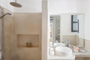 Un baño de Riad Mirage 33 fotos más