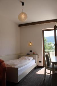 Un pat sau paturi într-o cameră la Hotel Pohl